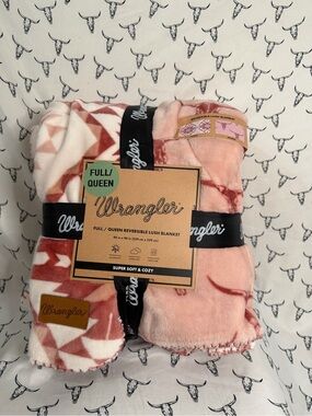 Wrangler Reversible Lush Blanket in Pink & Cream